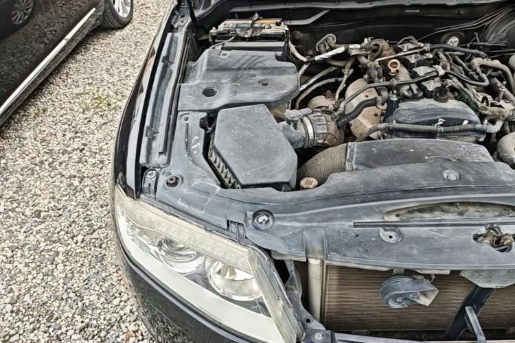Used Hongqi H7 2013 2.0T Luxury Model Engine Bay Right