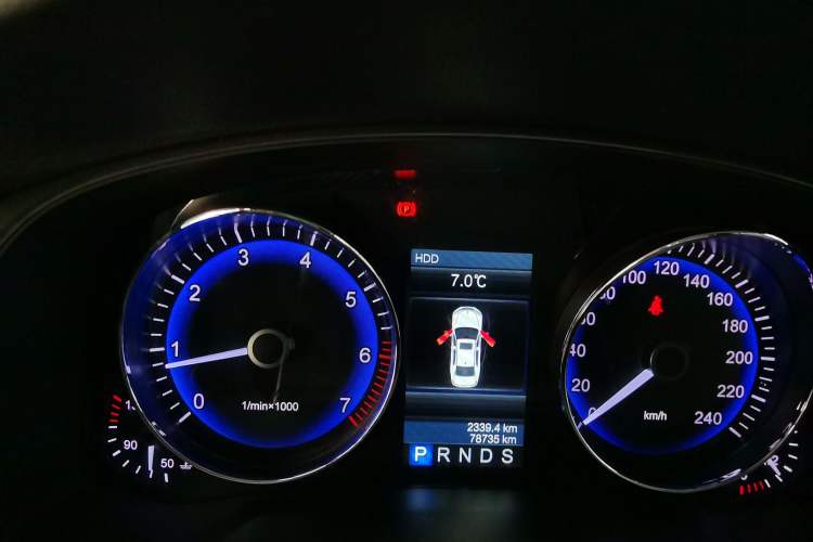 Used Hongqi H7 2013 3.0L Prestige Model Odometer Close Up