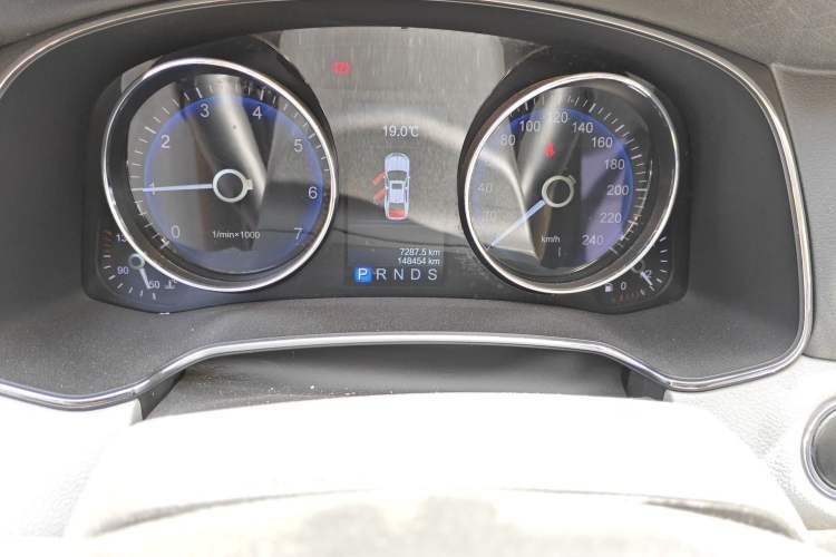 Used Hongqi H7 2013 2.0T Luxury Model Odometer Close Up