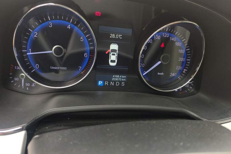 Used Hongqi H7 2013 2.0T Luxury Model Odometer Close Up