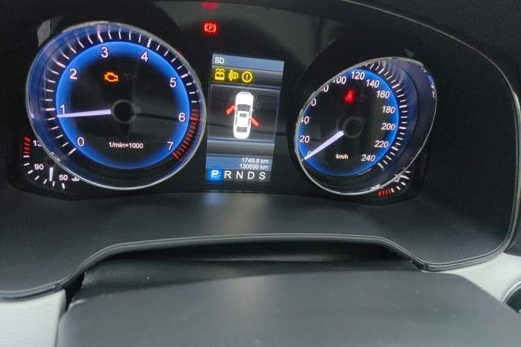 Used Hongqi H7 2013 2.0T Luxury Model Odometer Close Up