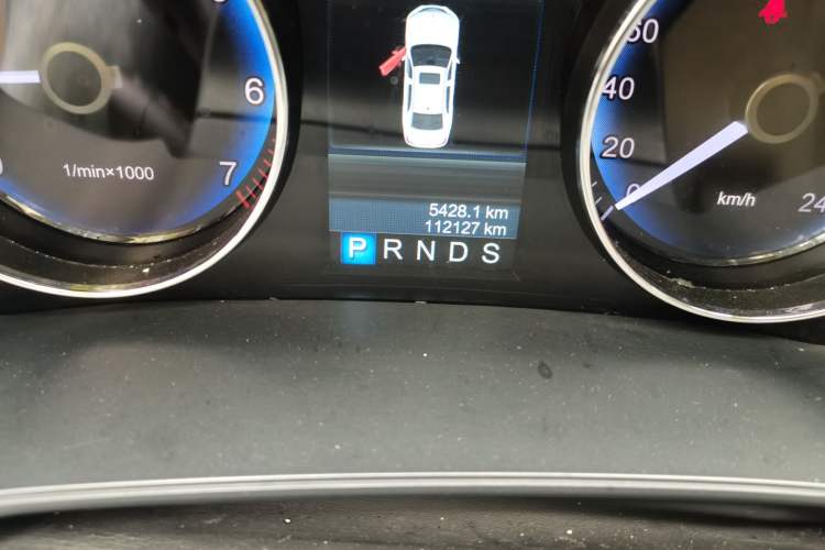 Used Hongqi H7 2013 2.0T Luxury Model Odometer Close Up