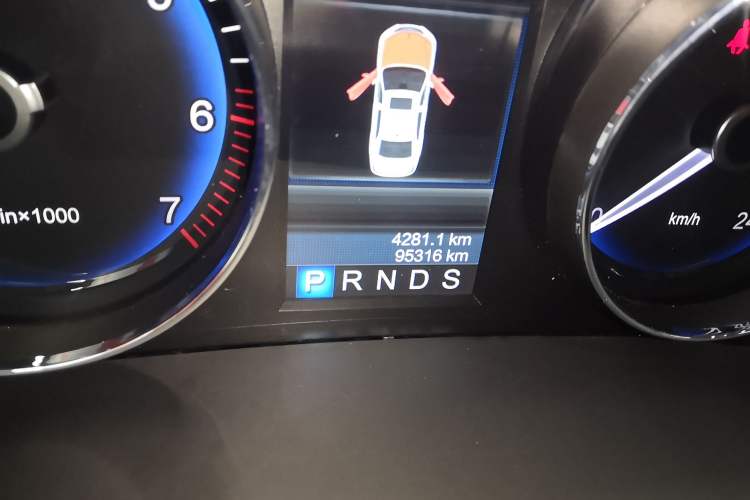 Used Hongqi H7 2013 2.0T Luxury Model Odometer Close Up