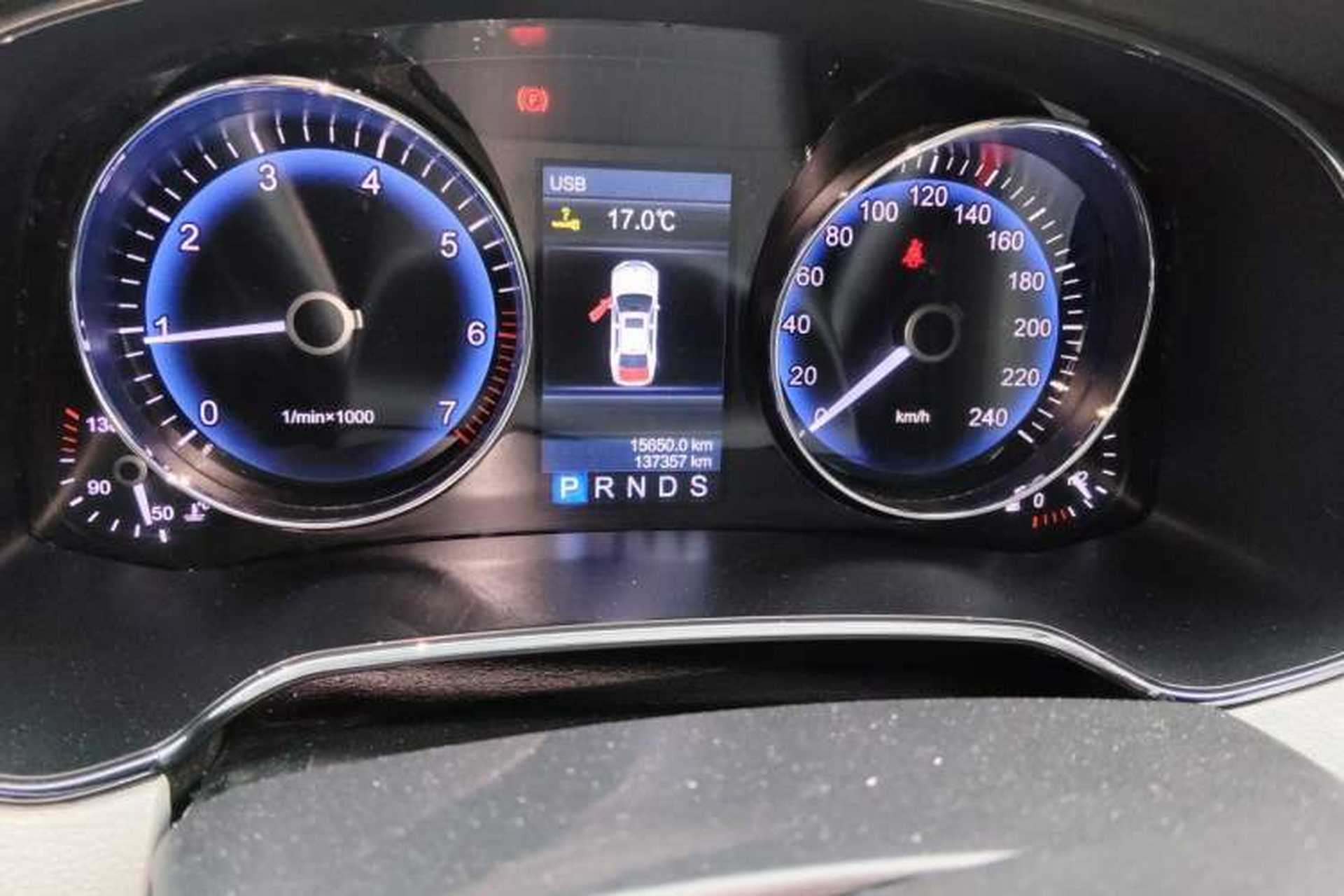 Used Hongqi H7 2013 2.0T Luxury Model Odometer Close Up