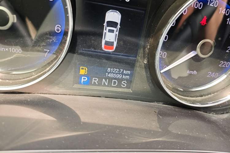 Used Hongqi H7 2013 2.0T Luxury Model Odometer Close Up
