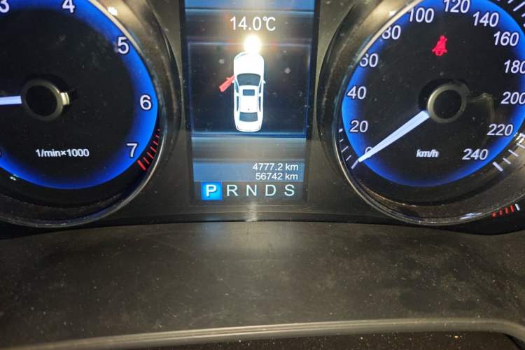Used Hongqi H7 2013 2.0T Luxury Model Odometer Close Up