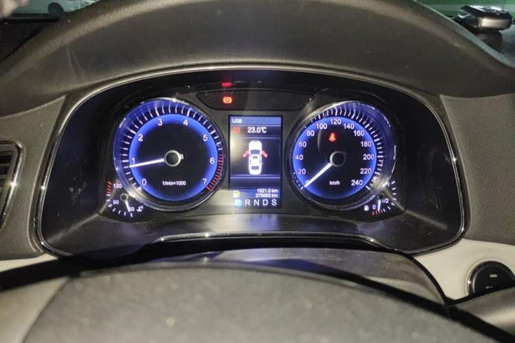 Used Hongqi H7 2013 3.0L Prestige Model Odometer Close Up