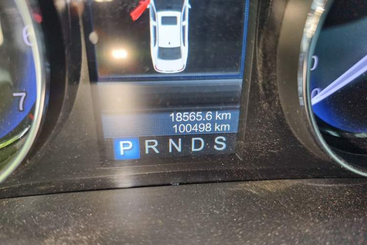 Used Hongqi H7 2013 2.0T Luxury Model Odometer Close Up