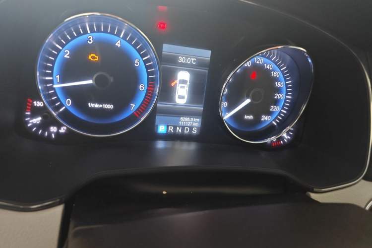 Used Hongqi H7 2013 2.0T Luxury Model Odometer Close Up
