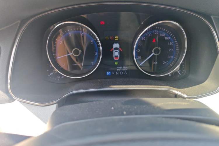 Used Hongqi H7 2013 3.0L Prestige Model Odometer Close Up