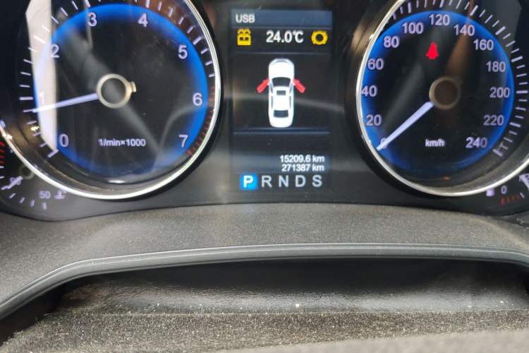 Used Hongqi H7 2013 2.0T Luxury Model Odometer Close Up