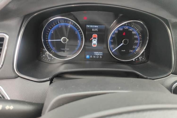 Used Hongqi H7 2013 2.0T Luxury Model Odometer Close Up