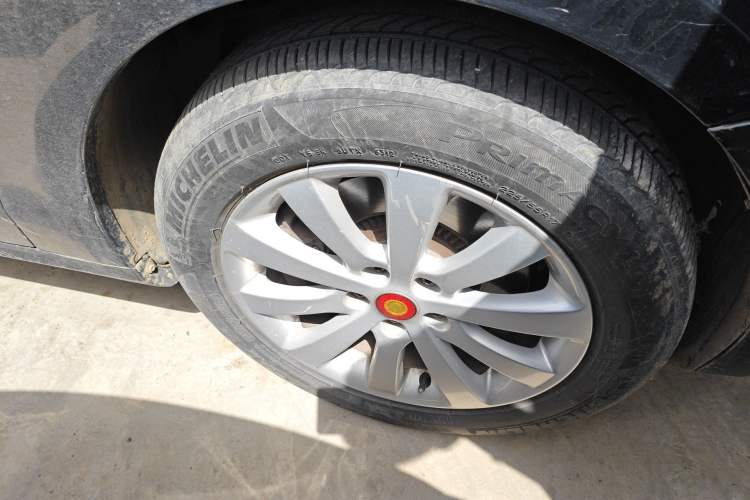 Used Hongqi H7 2013 2.0T Luxury Model Right Front Wheel Hub