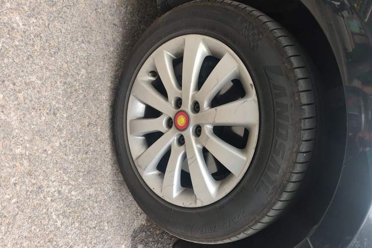 Used Hongqi H7 2013 2.0T Luxury Model Right Front Wheel Hub