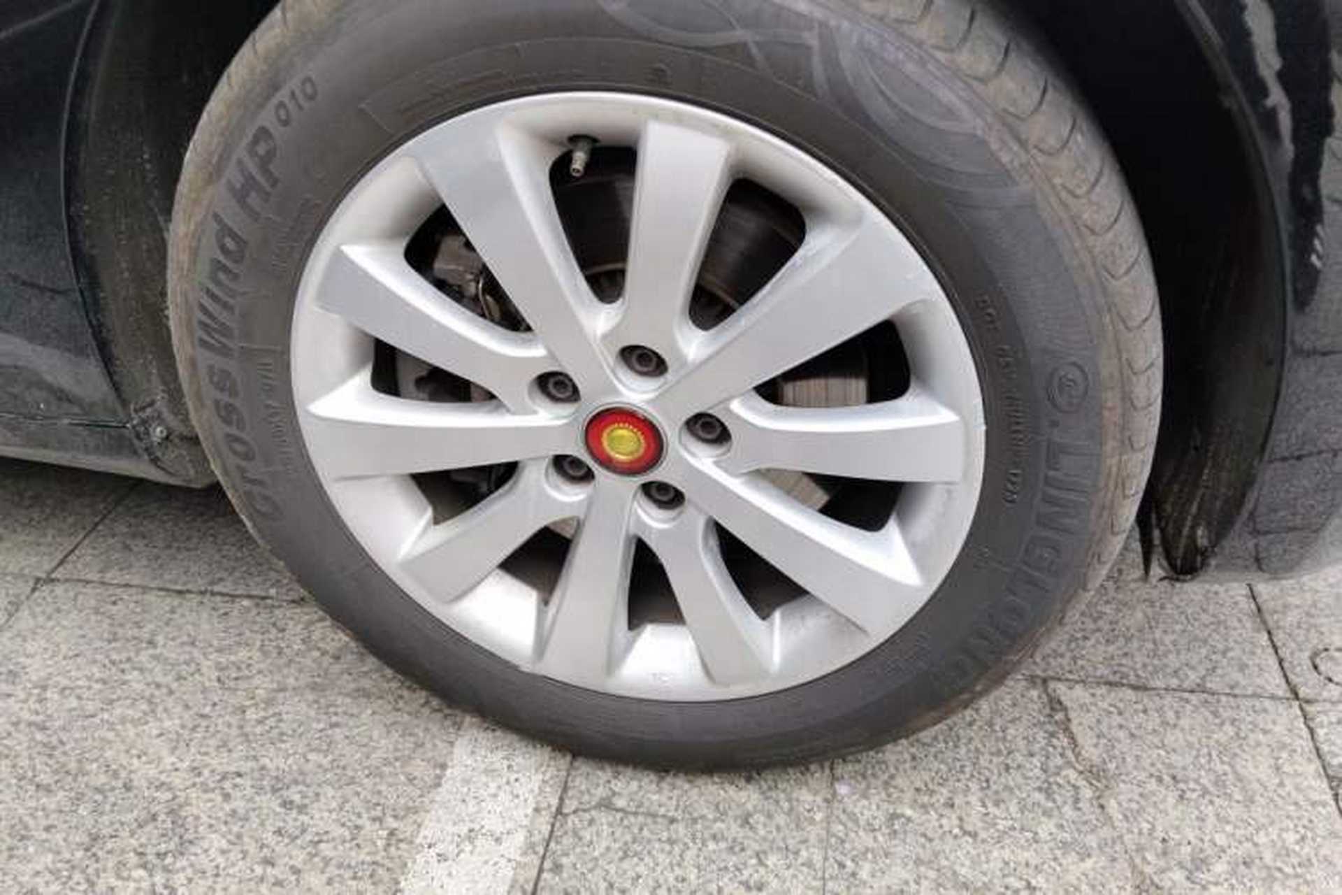 Used Hongqi H7 2013 2.0T Luxury Model Right Front Wheel Hub