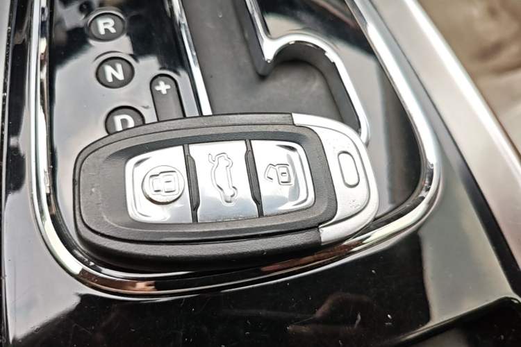 Used Hongqi H7 2013 2.0T Luxury Model Vehicle Key