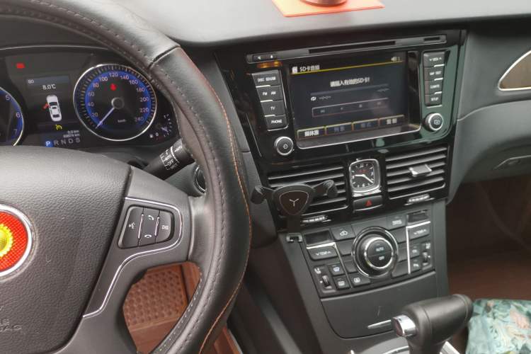 Used Hongqi H7 2015 2.0T Luxury Model Audio And AC Panel