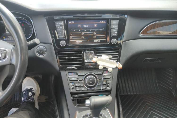 Used Hongqi H7 2015 2.0T Luxury Model Audio And AC Panel