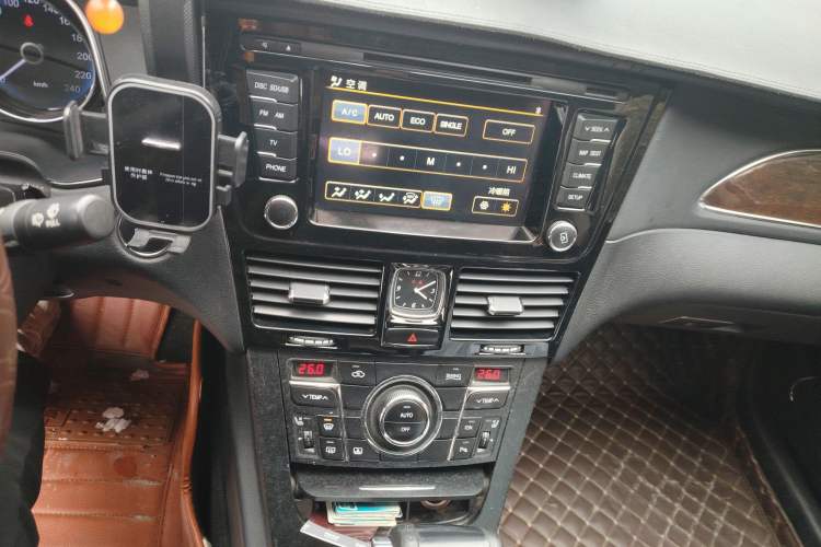 Used Hongqi H7 2015 2.0T Luxury Model Audio And AC Panel