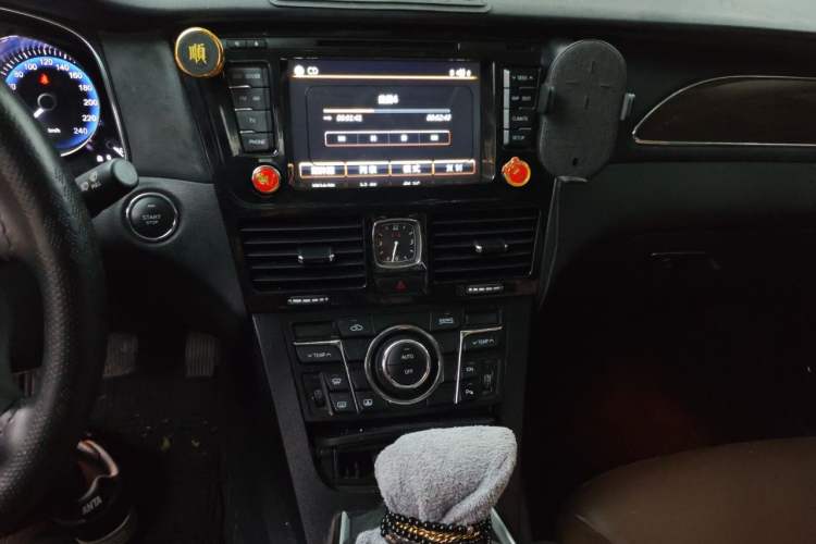 Used Hongqi H7 2015 2.0T Luxury Model Audio And AC Panel