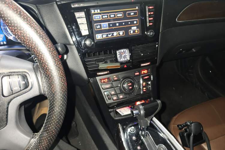 Used Hongqi H7 2015 2.0T Luxury Model Audio And AC Panel