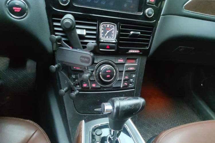Used Hongqi H7 2015 2.0T Luxury Model Audio And AC Panel