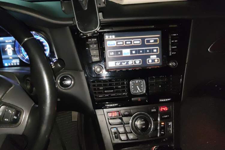 Used Hongqi H7 2015 2.0T Luxury Model Audio And AC Panel