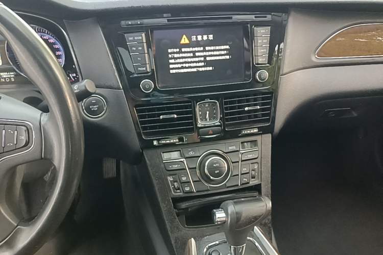 Used Hongqi H7 2015 1.8T Luxury Model Audio And AC Panel