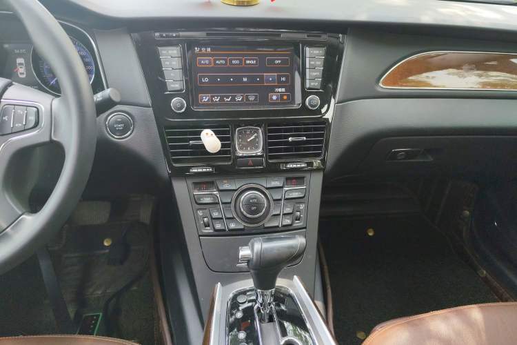 Used Hongqi H7 2015 2.0T Luxury Model Audio And AC Panel