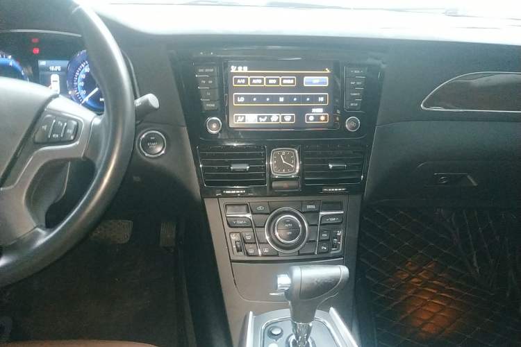 Used Hongqi H7 2015 2.0T Luxury Model Audio And AC Panel
