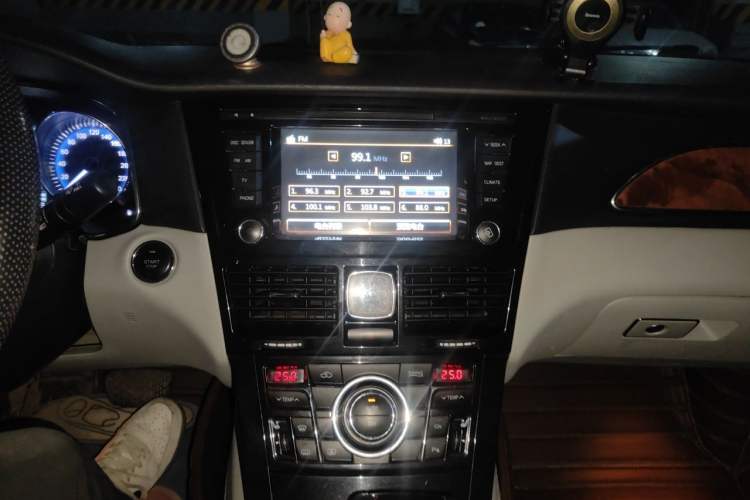 Used Hongqi H7 2015 2.0T Luxury Model Audio And AC Panel