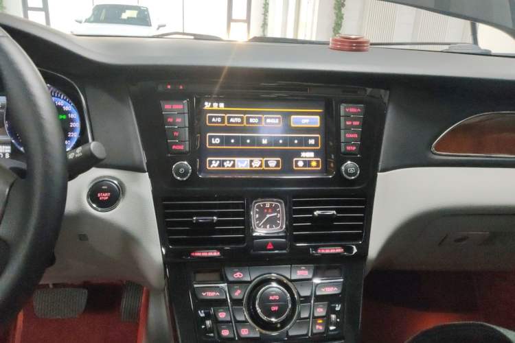 Used Hongqi H7 2015 3.0L Luxury Model Audio And AC Panel