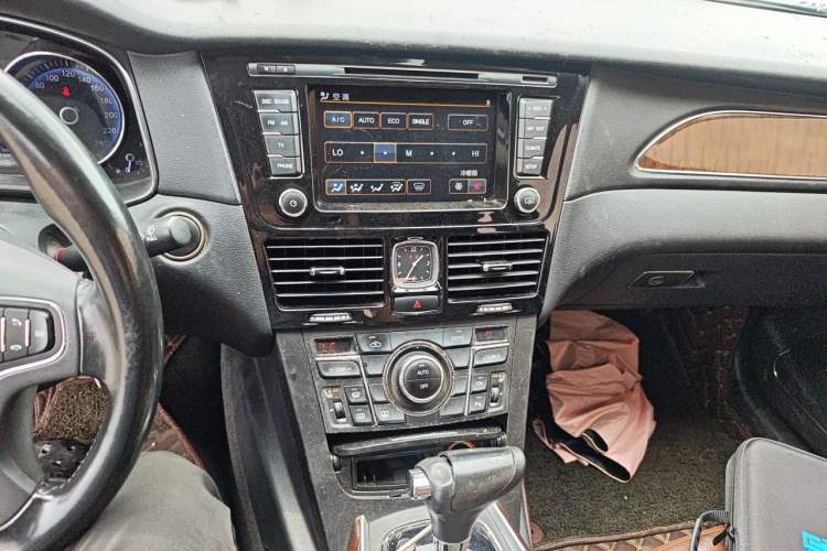 Used Hongqi H7 2015 2.0T Luxury Model Audio And AC Panel