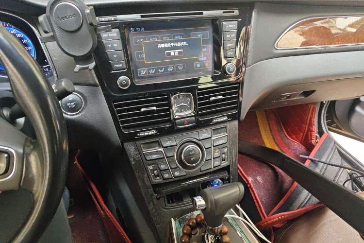 Used Hongqi H7 2015 2.0T Technology Model Audio And AC Panel