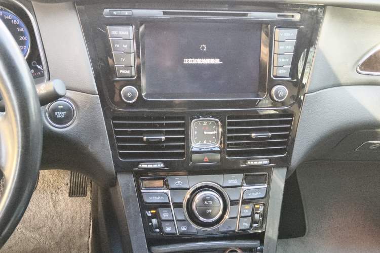 Used Hongqi H7 2015 2.0T Luxury Model Audio And AC Panel