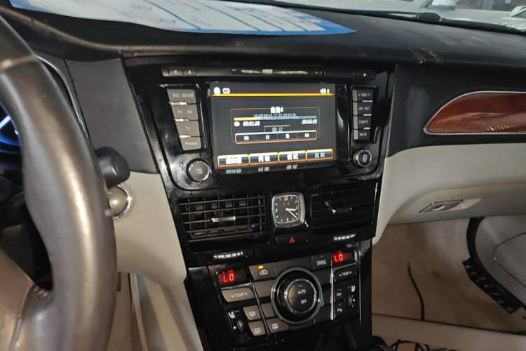 Used Hongqi H7 2015 2.0T Luxury Model Audio And AC Panel