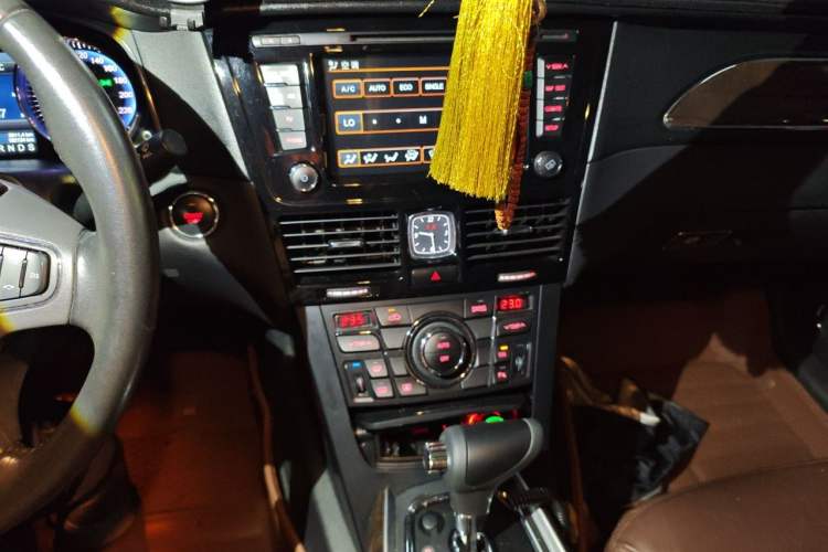 Used Hongqi H7 2015 2.0T Luxury Model Audio And AC Panel