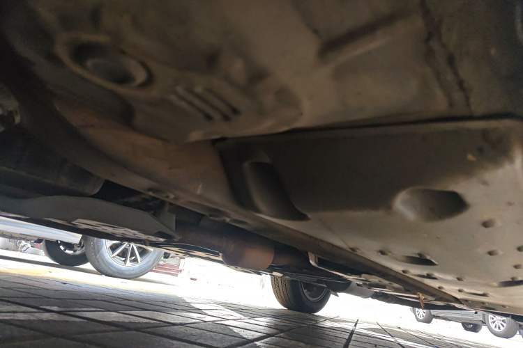 Used Hongqi H7 2015 2.0T Technology Model Chassis Front Left