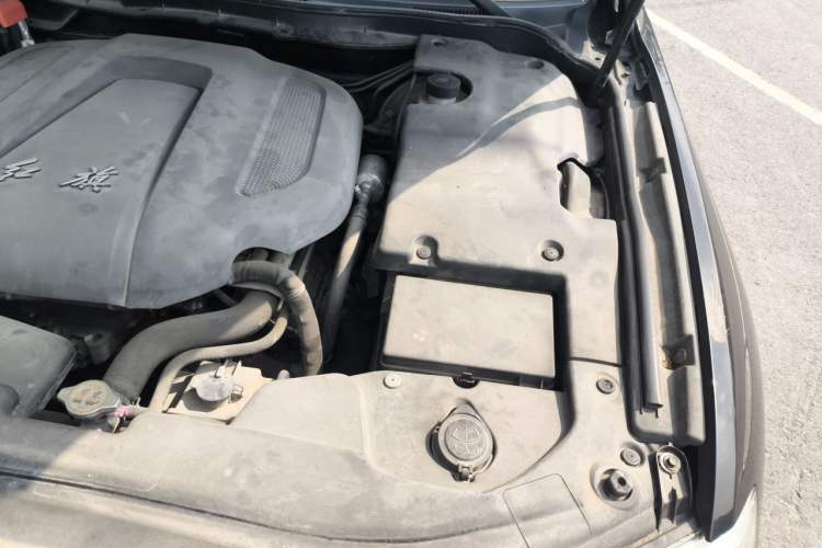 Used Hongqi H7 2015 2.0T Luxury Model Engine Bay Left