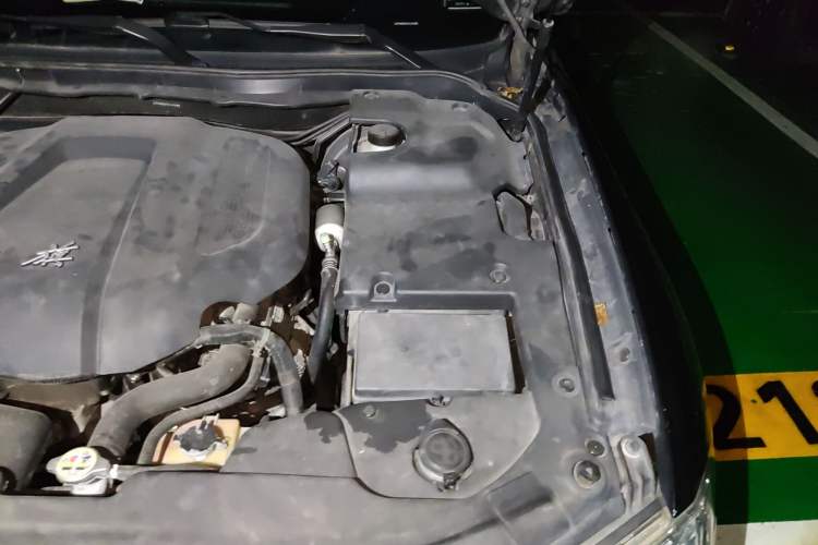 Used Hongqi H7 2015 2.0T Luxury Model Engine Bay Left