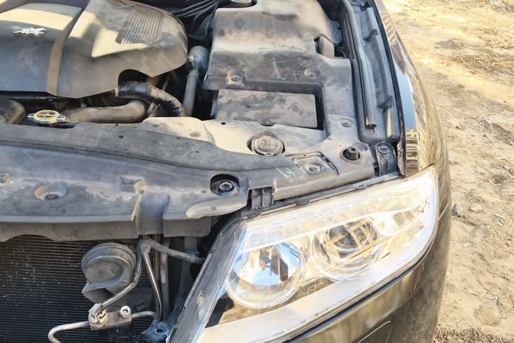 Used Hongqi H7 2015 2.0T Luxury Model Engine Bay Left