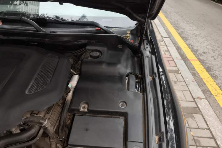 Used Hongqi H7 2015 2.0T Luxury Model Engine Bay Left