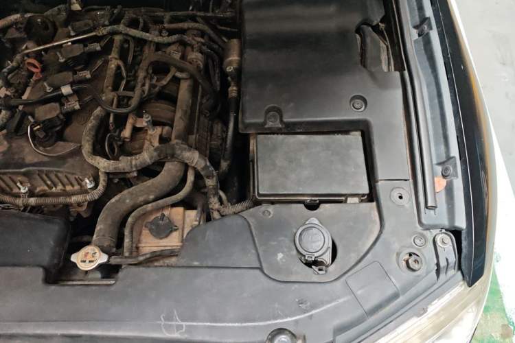 Used Hongqi H7 2015 2.0T Luxury Model Engine Bay Left