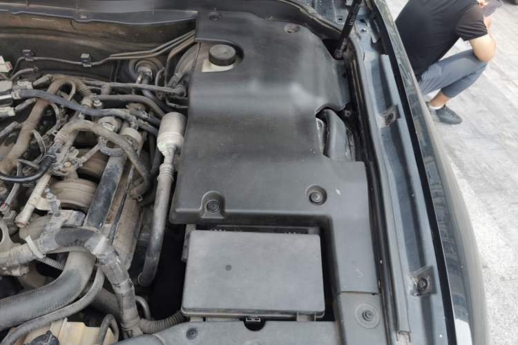 Used Hongqi H7 2015 2.0T Luxury Model Engine Bay Left