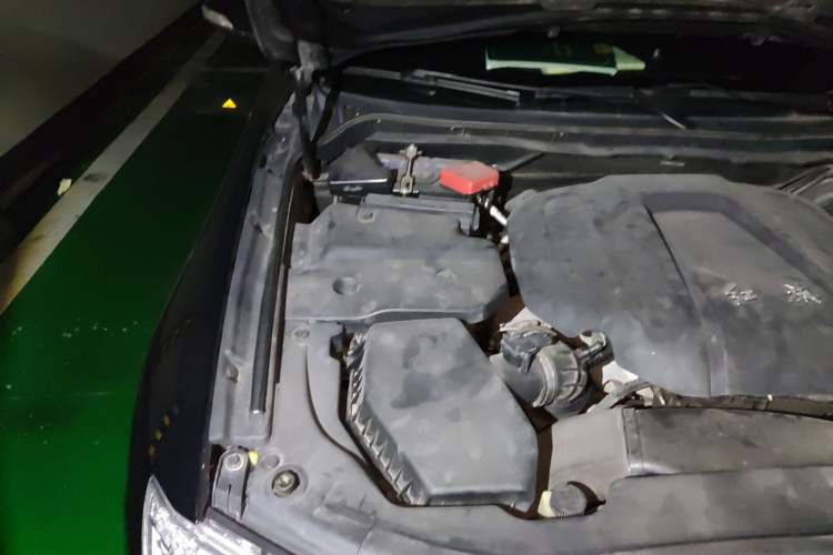 Used Hongqi H7 2015 2.0T Luxury Model Engine Bay Right