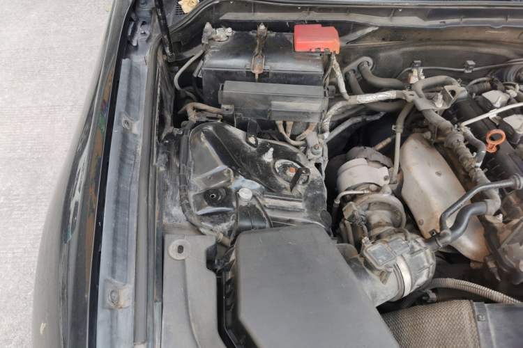Used Hongqi H7 2015 2.0T Luxury Model Engine Bay Right