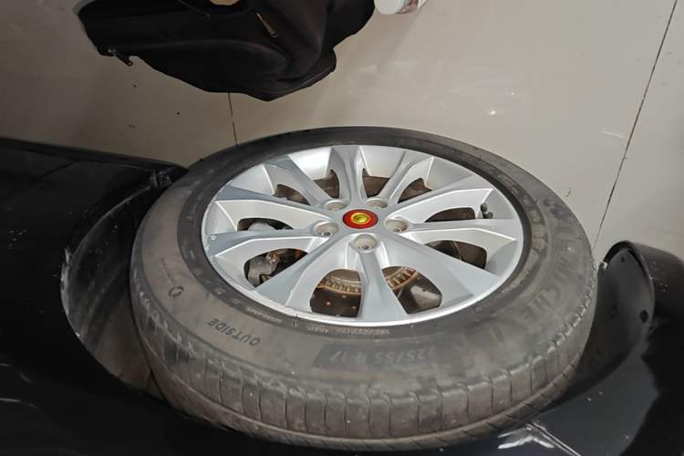 Used Hongqi H7 2015 2.0T Luxury Model Left Front Wheel Hub