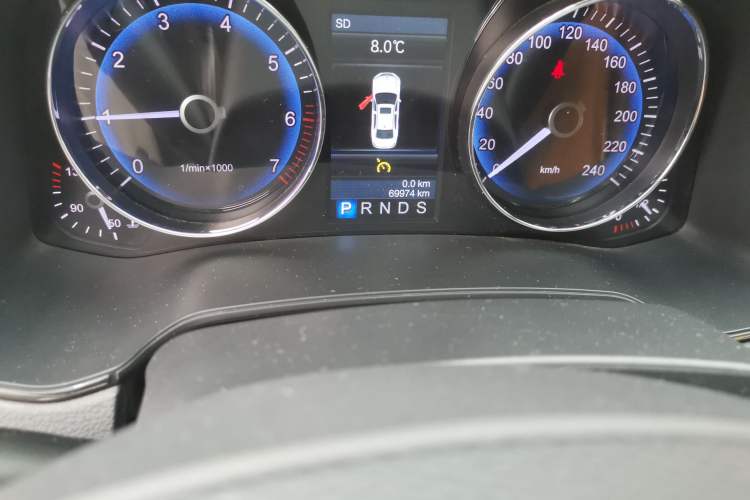 Used Hongqi H7 2015 2.0T Luxury Model Odometer Close Up