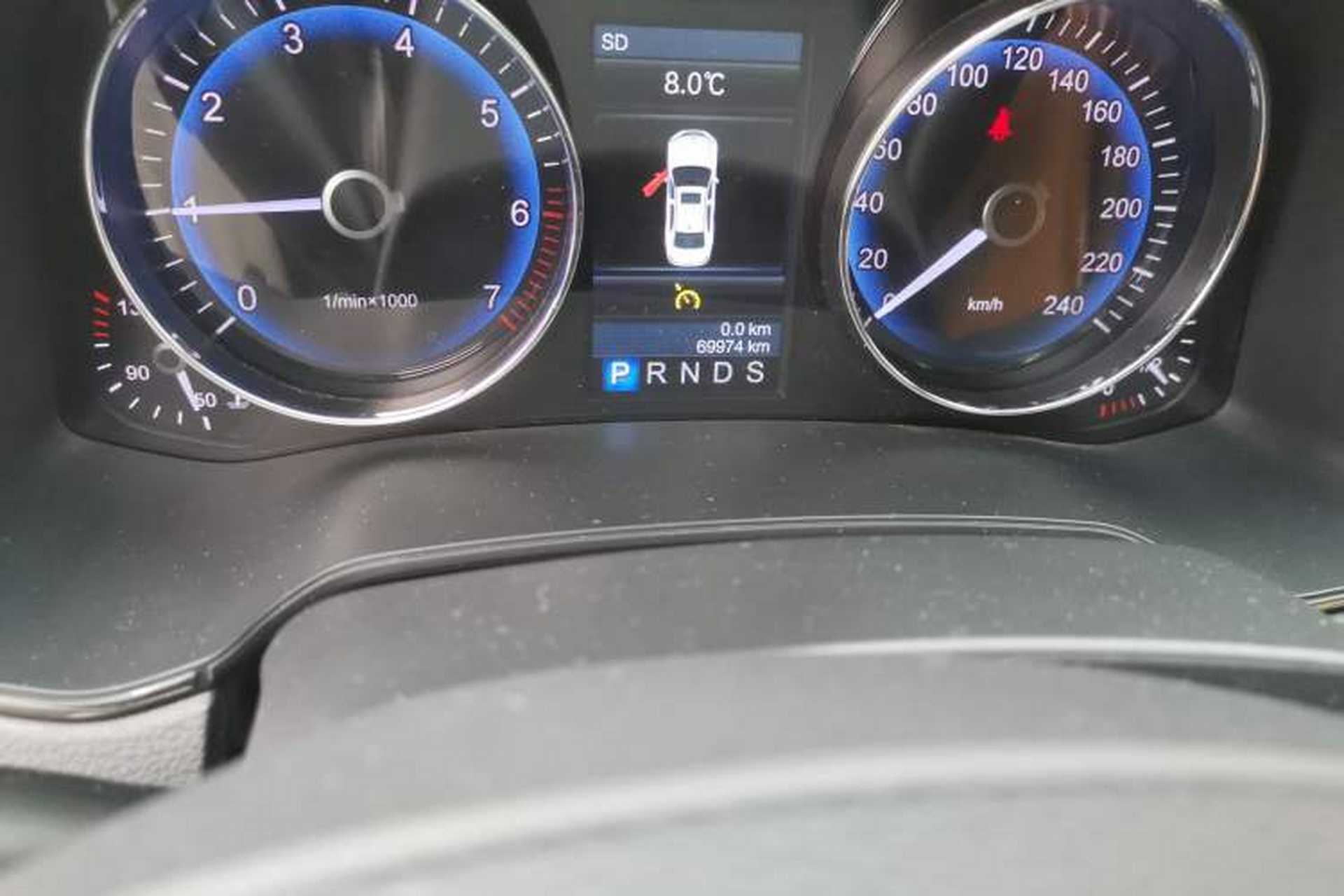 Used Hongqi H7 2015 2.0T Luxury Model Odometer Close Up