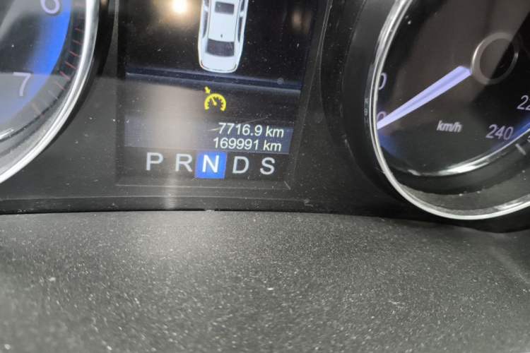 Used Hongqi H7 2015 2.0T Luxury Model Odometer Close Up